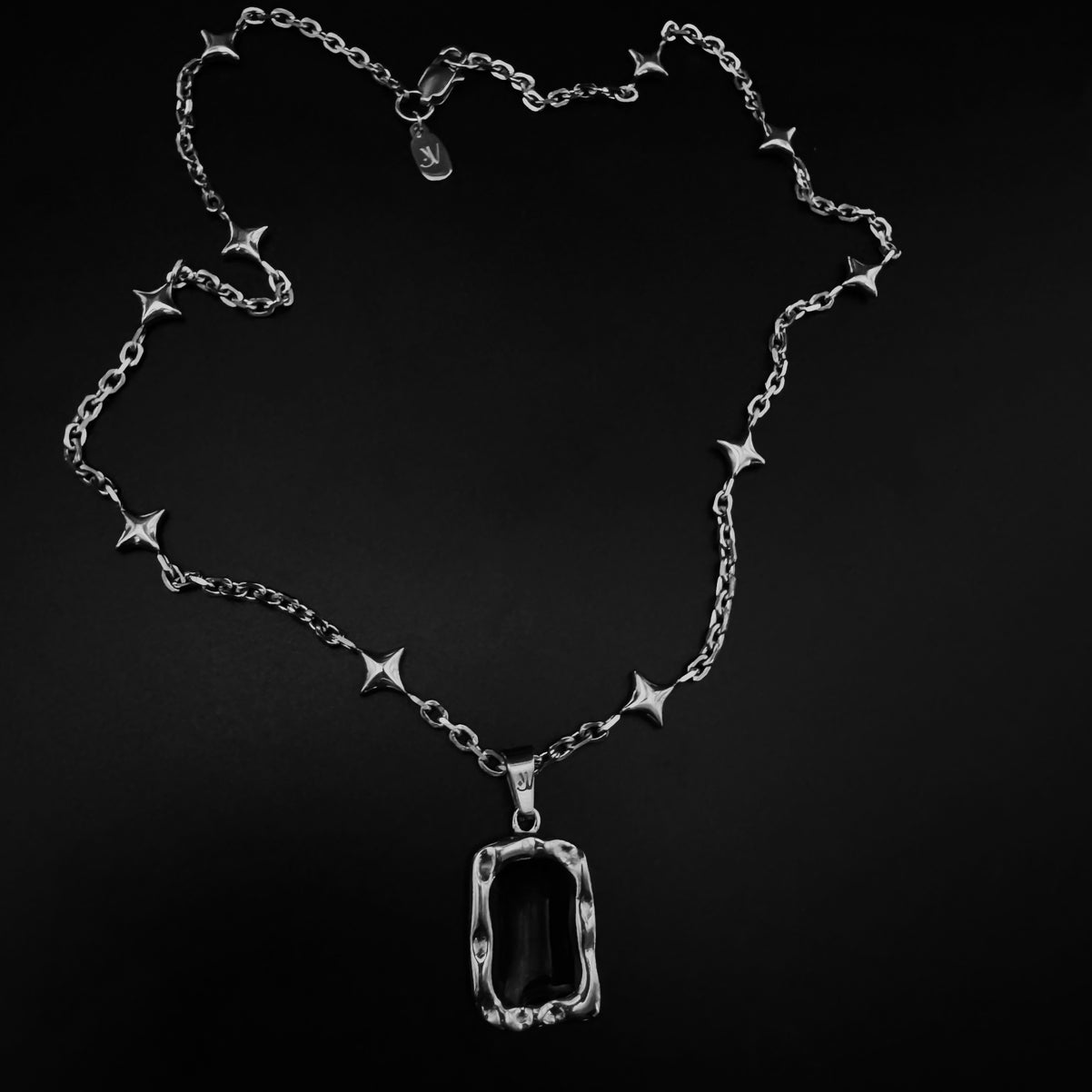 Minimalist Silber Kette with star and onyx charm – boho gemstone accessory.