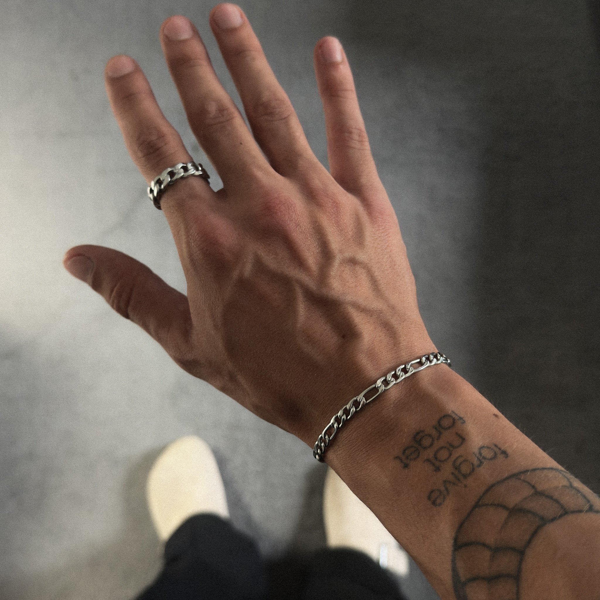 Detailed Closeup of Stainless Steel Figaro Armband 5mm Jewelry