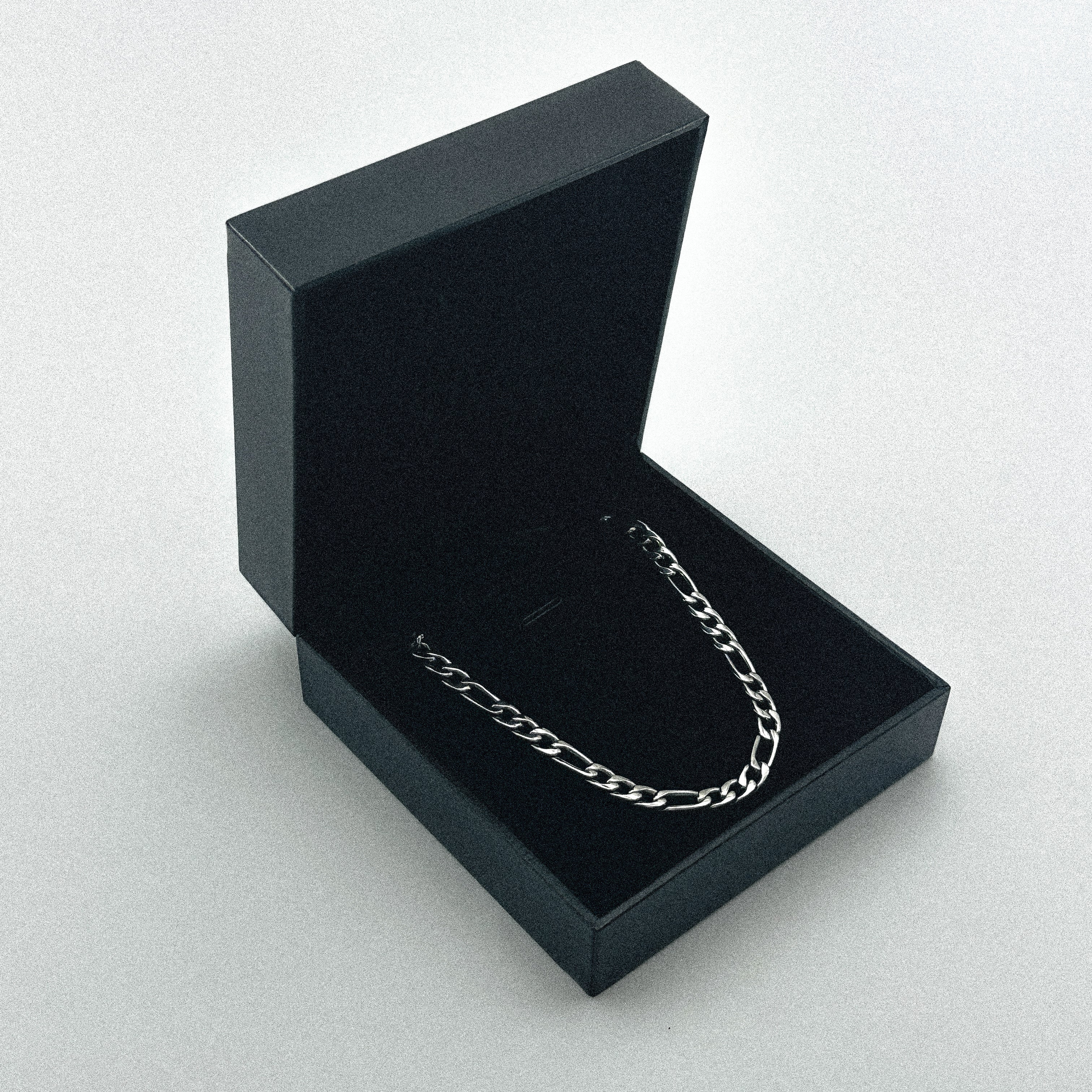 Side Angle of Modern Figaro Armband 5mm Stainless Steel