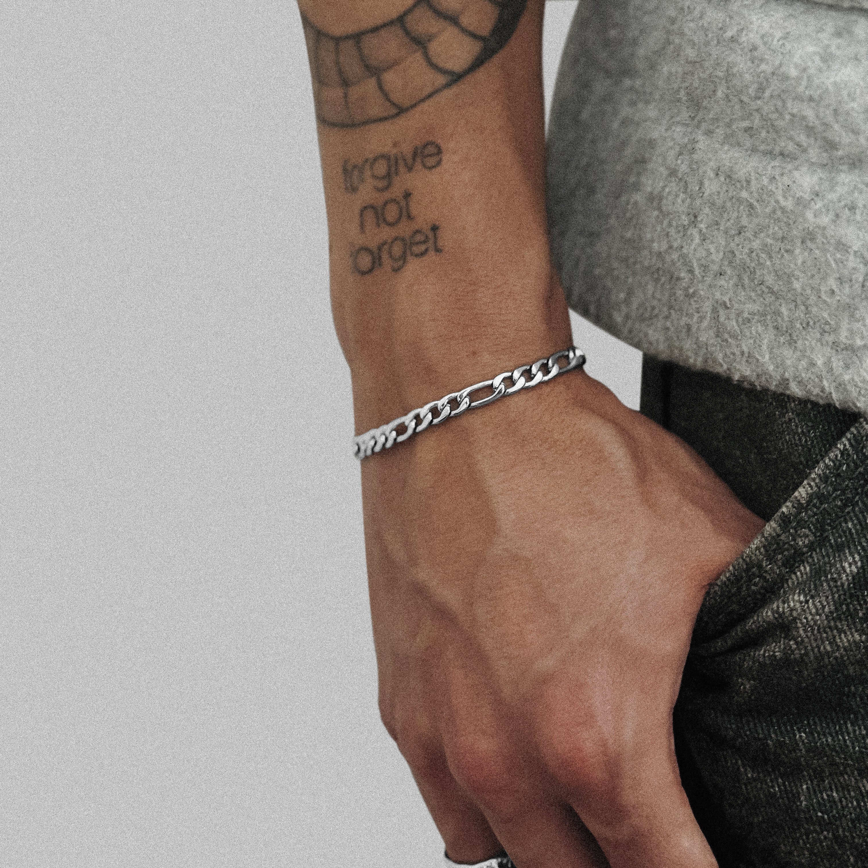 Stainless Steel Figaro Armband 5mm Fashion Accessory on Wrist