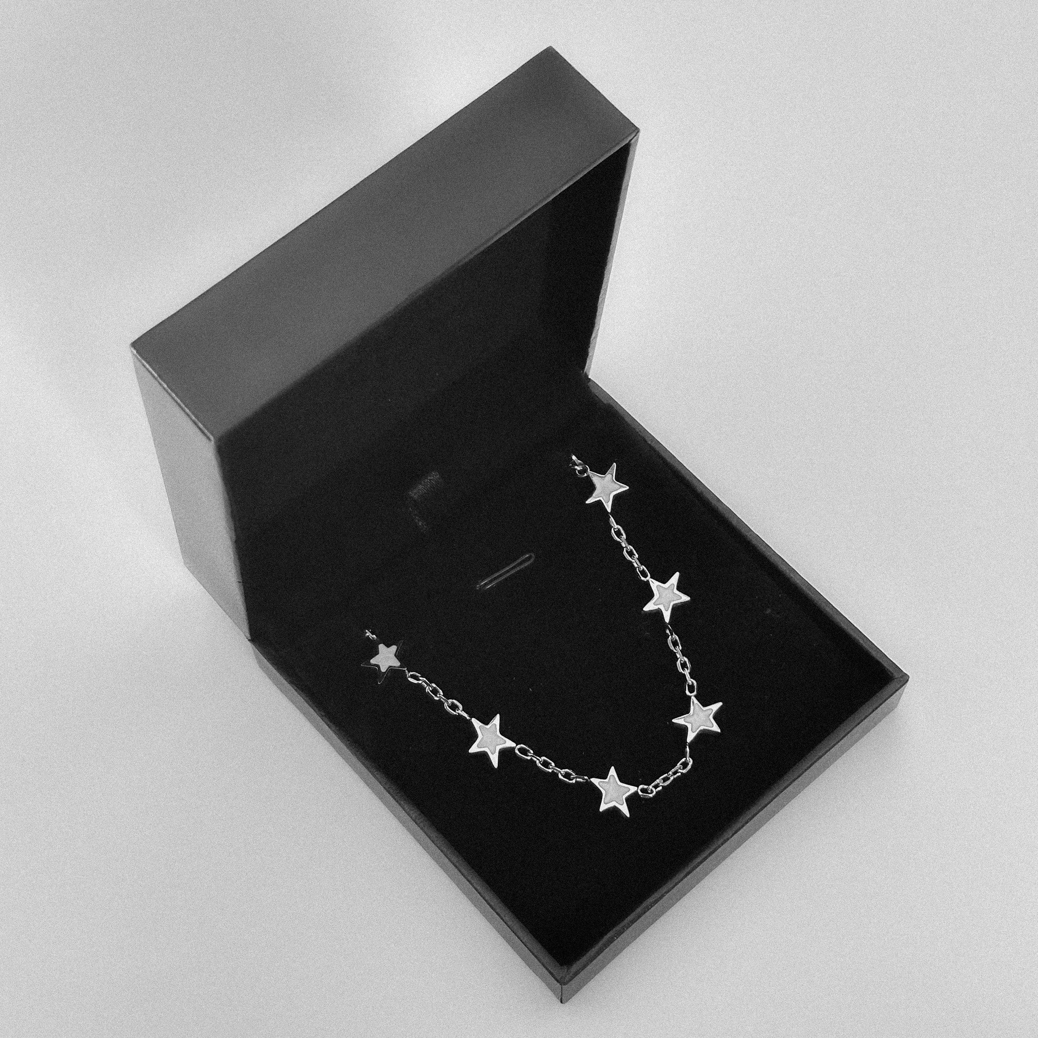 Stylish men’s Armband with white onyx stone and star emblem – premium stainless steel accessory