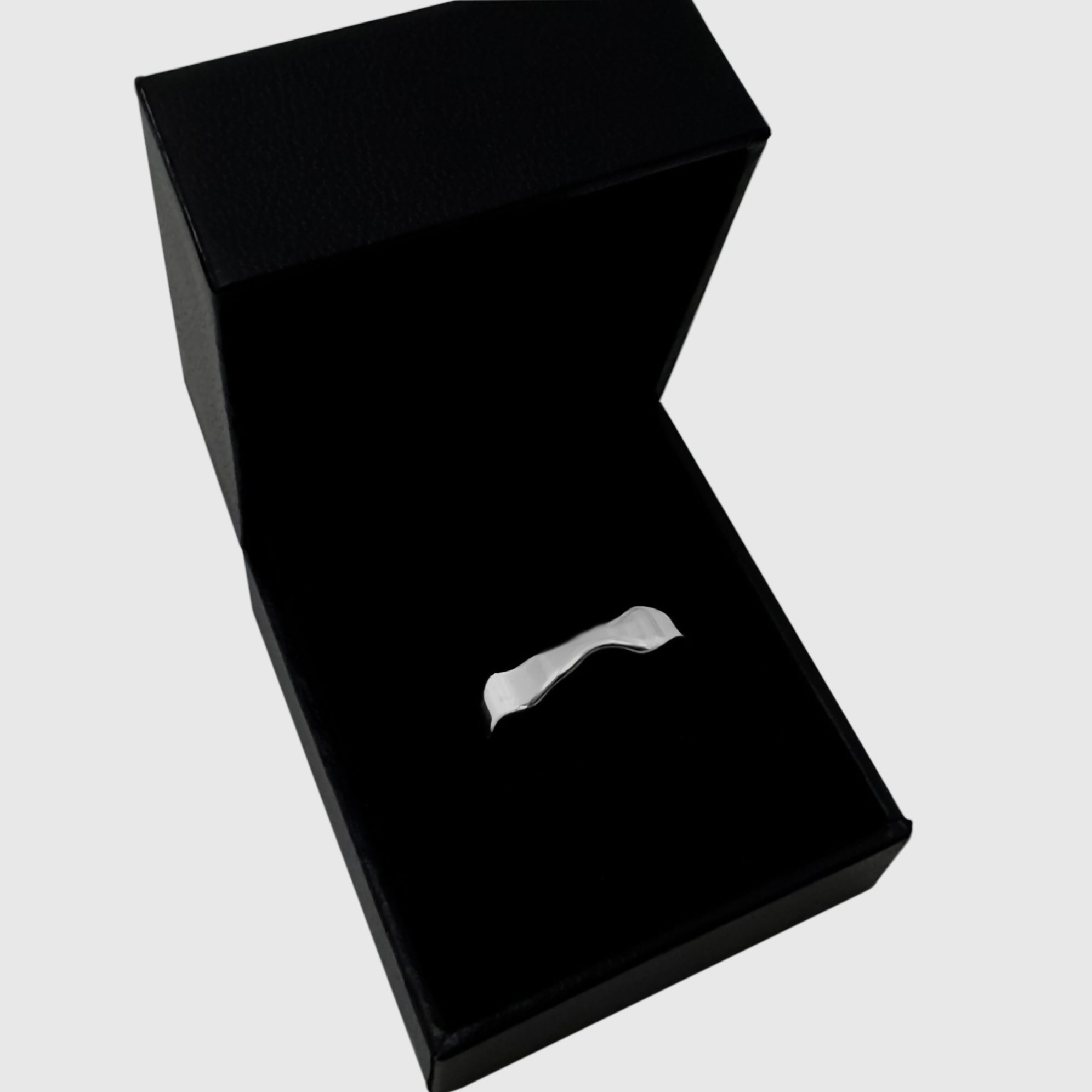 Unique irregular Silber band ring – stylish everyday accessory.