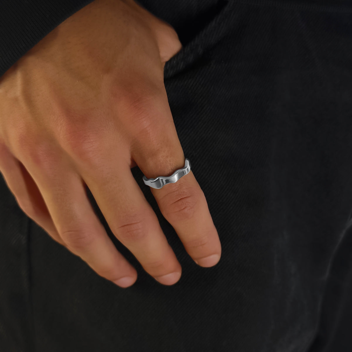 Organic-shaped Silber ring with uneven surface – contemporary fashion piece.